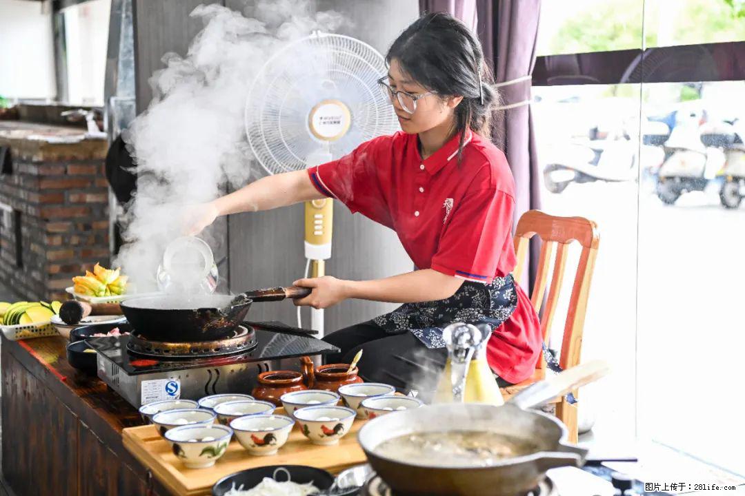 全网追的“扁担女孩”,找了一份暑假工,时薪12元 - 南京生活资讯 - 南京28生活网 nj.28life.com